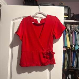 Urban Romantics Red Short Sleeve Faux Wrap Peplum Blouse with Waist Tie
